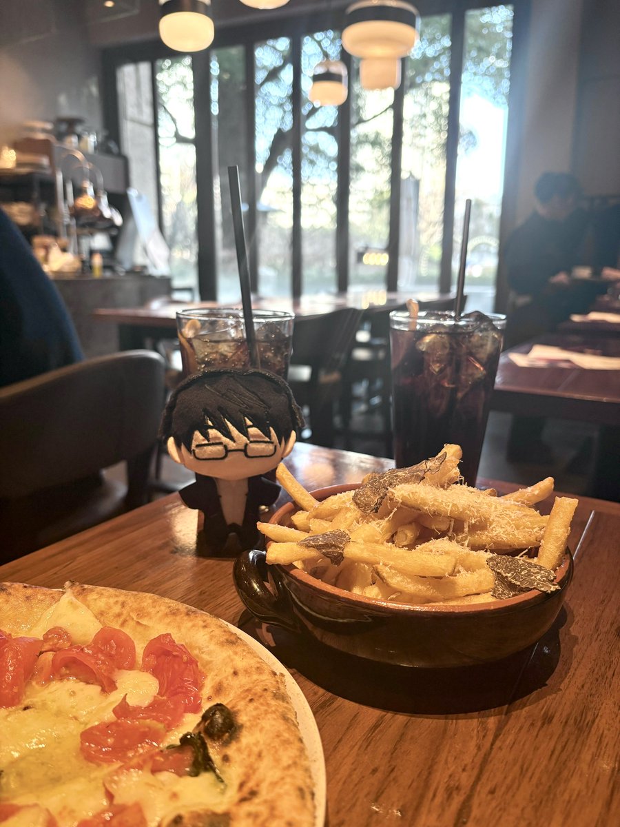 ここのピザ、飲めるからおすすめです