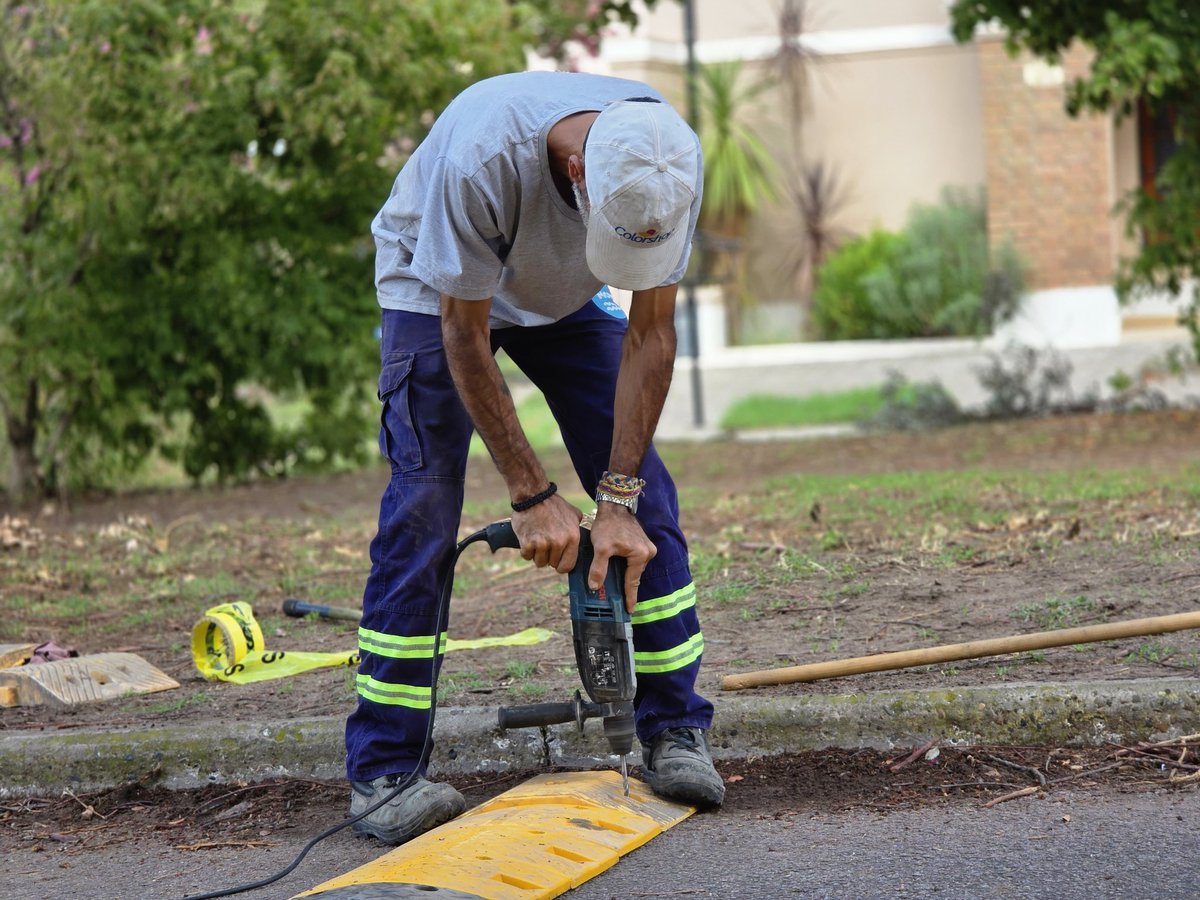 Seguridad Vial en el Boulevard Avellaneda 

Avanzamos con la colocación de reductores de velocidad para ordenar una zona que históricamente presenta inconvenientes en la circulación, especialmente vinculados al tránsito de motos. En los próximos días se estará finalizando la