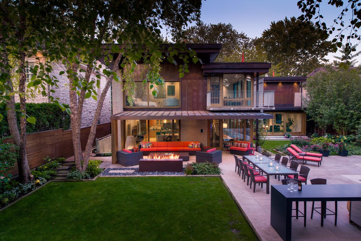 paloform's tweet image. ‌From the pool to the fire, this #WestToronto home creates a seamless flow for outdoor entertaining with the Komodo linear #firepit.
 
Its warmth elevates evening lounging, a reminder that well-being is often enhanced by the quality of the spaces we inhabit.

#Paloform
