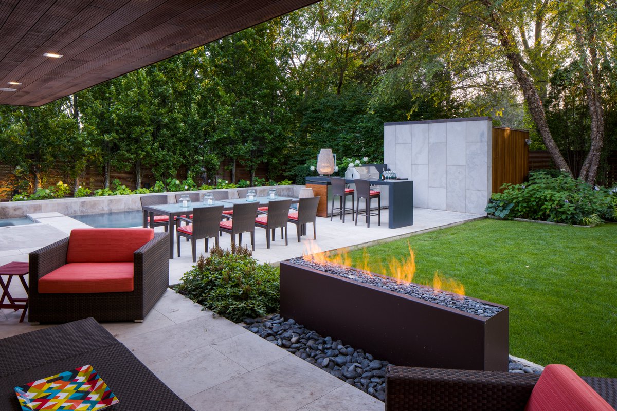 paloform's tweet image. ‌From the pool to the fire, this #WestToronto home creates a seamless flow for outdoor entertaining with the Komodo linear #firepit.
 
Its warmth elevates evening lounging, a reminder that well-being is often enhanced by the quality of the spaces we inhabit.

#Paloform