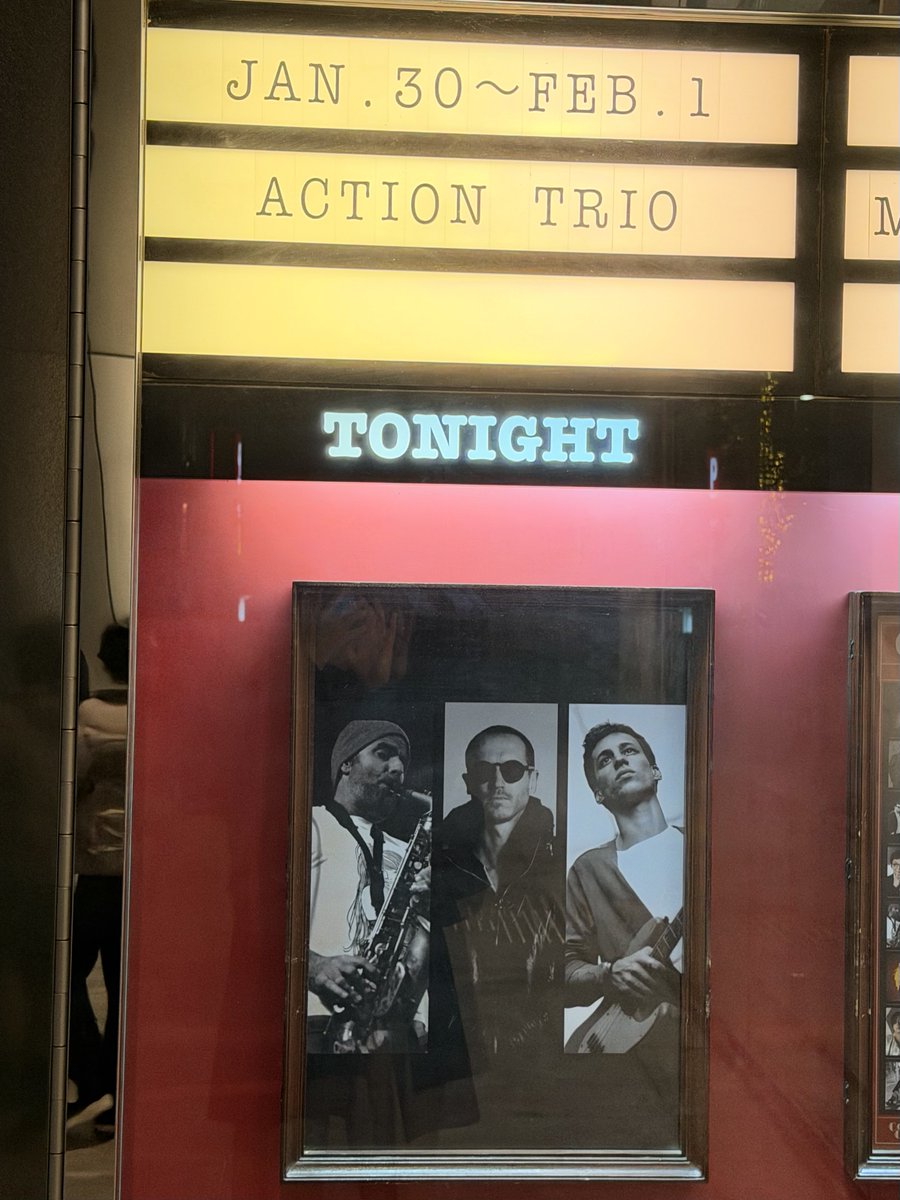 まさに三者三様のActionが満載の、贅沢な音楽実験を見ました！デヴィッド・ビニー、サックスであれほどエフェクターを駆使してる演奏は初めて👀 エフェクトのかかってない音がまた格別気持ちよく聴こえるのは副次的効果かもしれない。一つの楽器で表現できる幅ってここまで広げられるのかと驚きました