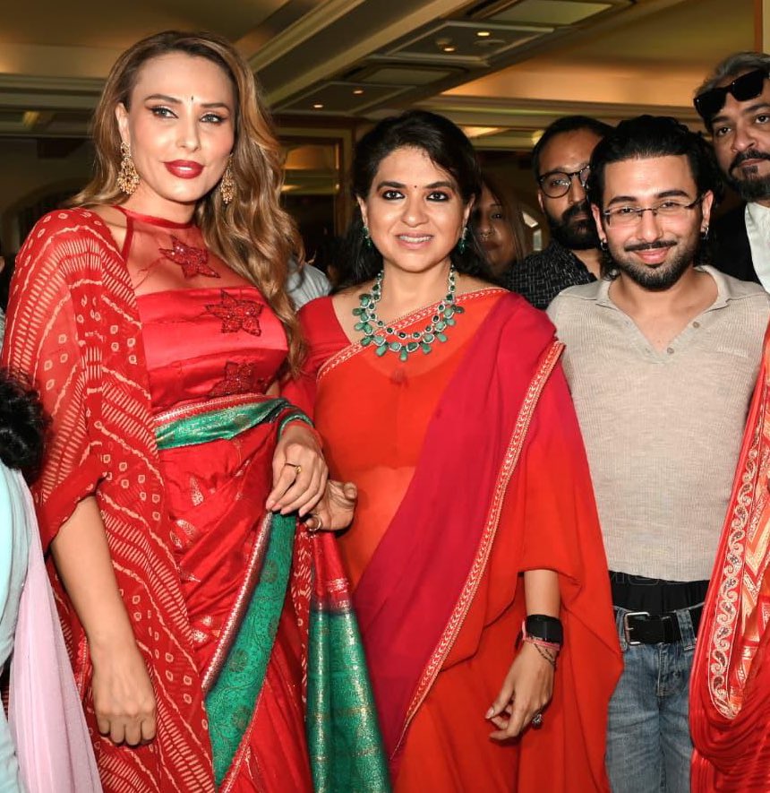ShainaNC's tweet photo. Thank you Orry and @IuliaVantur for supporting walk for a cause.
#ShainaNC #WalkShow #Mumbai #SocialWork #Saree https://t.co/7g1li7AiFV
