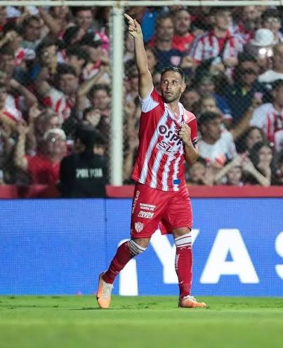 🔴⚪️#Unión
En las próximas horas Claudio #Corvalán rescindirá el año de contrato que le quedaba en el club. Su próximo destino será #Quilmes. La idea del defensor es despedirse del hincha en el estadio 15 de Abril en la previa del partido de este Lunes ante #GimnasiaMza.