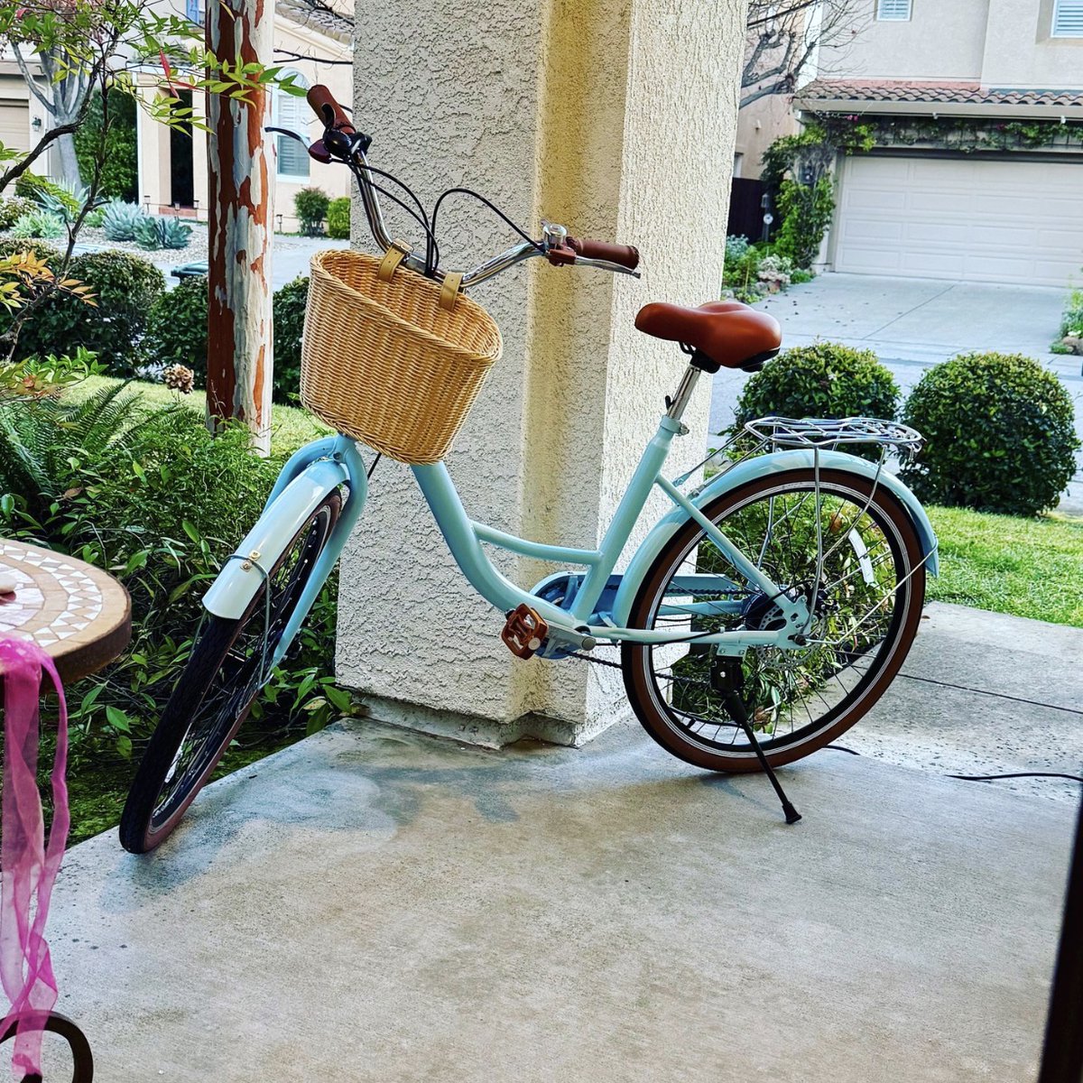 This is my new bike. Even just looking at it makes me happy. ❤️ It makes a slight squeaky noise when I ride it but I don't mind... it just needs a little TLC at the bike shop. Plus it was assembled with the front wheel facing the wrong way (I'll get to it). All of it makes me