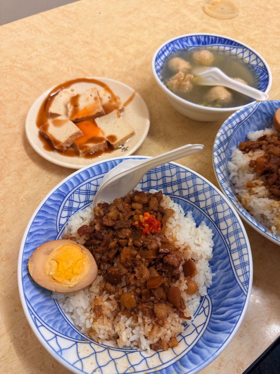 RunBookmark7's tweet image. 今日のお昼に食べたルーロー飯の写真です〜みなさんに見せますね！