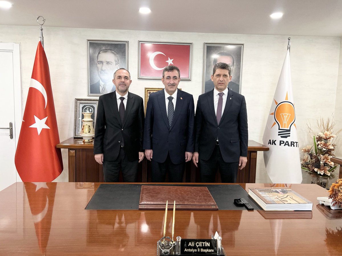 avyunusgunal's tweet photo. Cumhurbaşkanı Yardımcımız Cevdet Yılmaz’ı il binamızda ağırladık, gündemi değerlendirdik. https://t.co/zqEH58Cay2
