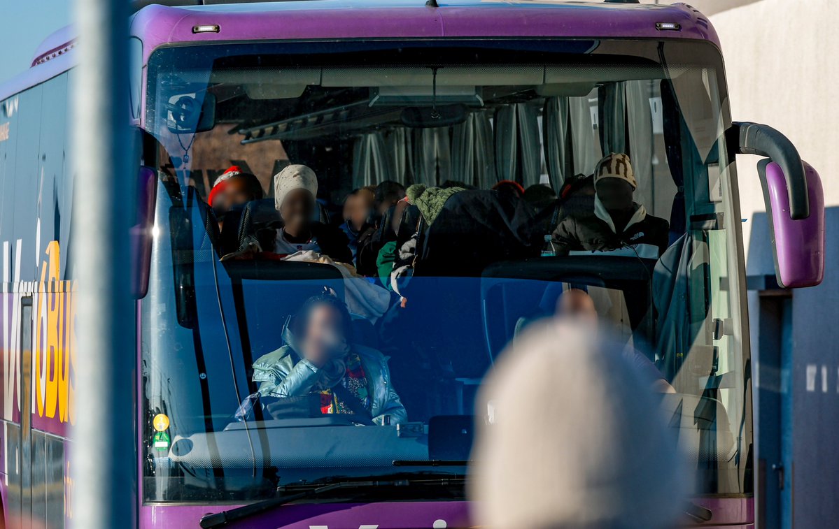 jannibal_'s tweet image. Wer übrigens erst jüngst ein Recht auf Einreise aus dem Südsudan im Rahmen humanitärer Programme eingeklagt hat? »Pro Asyl«. Die Organisation vertrat zwei Familien aus dem Südsudan, die im Rahmen des »Resettlement« afrikanischer Migranten nach Deutschland einreisen durften. 

Das…