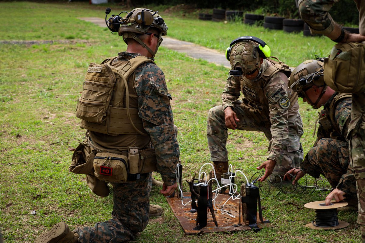 MARFORSOUTH's tweet photo. U.S. Marines conduct combat engineer training with the Infantería de Marina de Panamá during live explosive demonstrations in Panama, Jan. 22, 2026. #USMC #PartnerForces #Readiness https://t.co/99kkOzzZa9