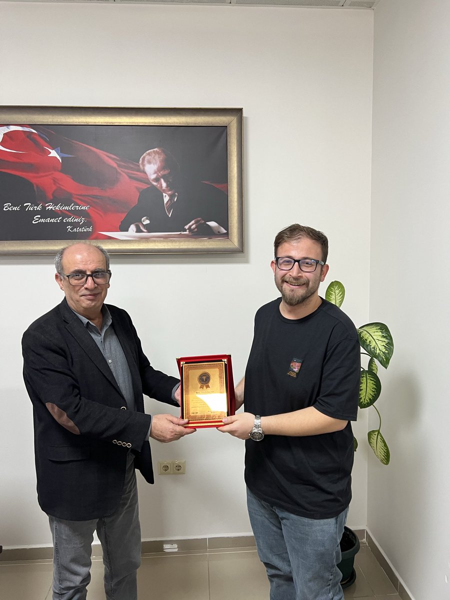 Hastanemizde Anestezi ve Reanimasyon Uzmanı olarak görev yapmakta iken görevinden ayrılan Uzm.Dr. Onur IŞIK ‘a yaptığı özverili çalışmalardan dolayı Başhekimimiz Dr.Kenan KORKMAZ tarafından Teşekkür Plaketi verildi.