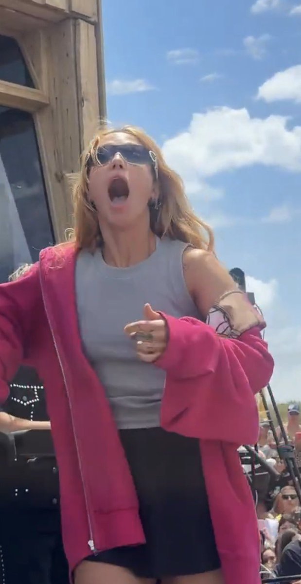 petalbegged's tweet photo. se puede ver el segundo a segundo de como angela cae en la situacion https://t.co/xTjVZXygwX