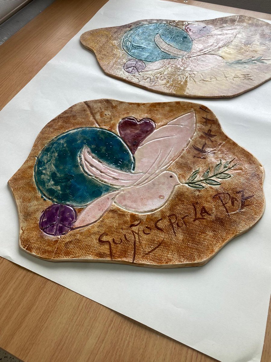 CPEEEJeanPiaget's tweet photo. #tallerdecerámica
alumnado de #PFTVAL
piezas obsequio para #ProyectoIntercentros #GUIÑOSPORLAPAZ 🕊️
#actividadesmolonas
#Veodiversidad
#centrosmolones
#centrosqueenamoran
🫂🫂🫂🫂🫂
@MariaJoseBaza
@MC_CastilloMena
@EASDValDelOmar https://t.co/GWPKtqW9t5