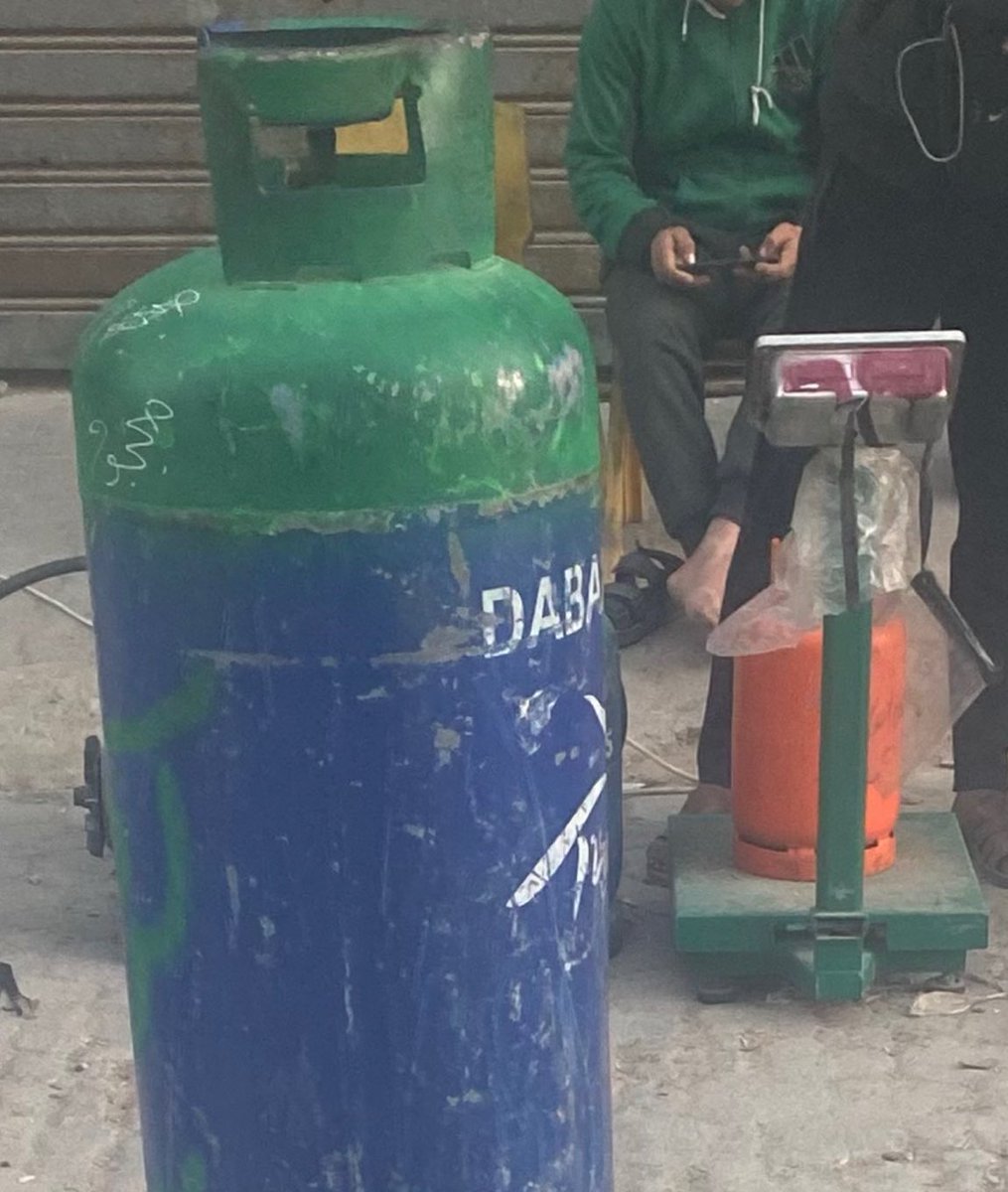 Ha_af92's tweet photo. It’s the last time I ask for cooking gas
2 weeks begging, 4 days no donations, 125$ left
If I don’t get any, I have no way to buy wood too, I will go looking for it even if I don’t come back for my kids
We need to cook. We can’t drink unboiled water
https://t.co/UWiaobp1db https://t.co/TX080L5AzF