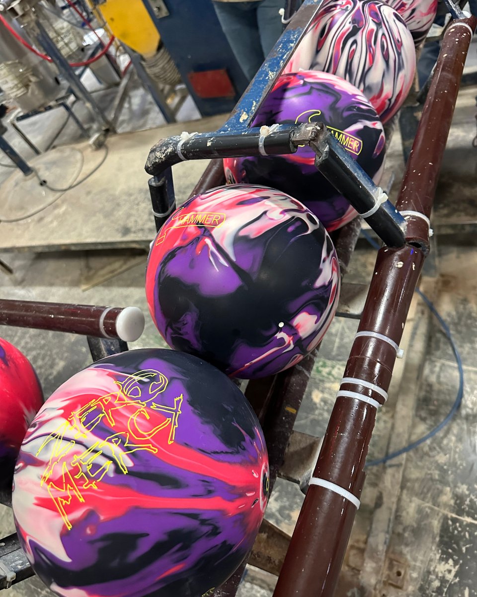 HammerBowling's tweet photo. Still one of the HOTTEST balls on the market! We're making more! 🔥👀
#HammerBowling #ZeroMercySolid
#SuperOffset #HK22C2 #NothingHitsLikeAHammer 🔨 https://t.co/COjPPop2ui
