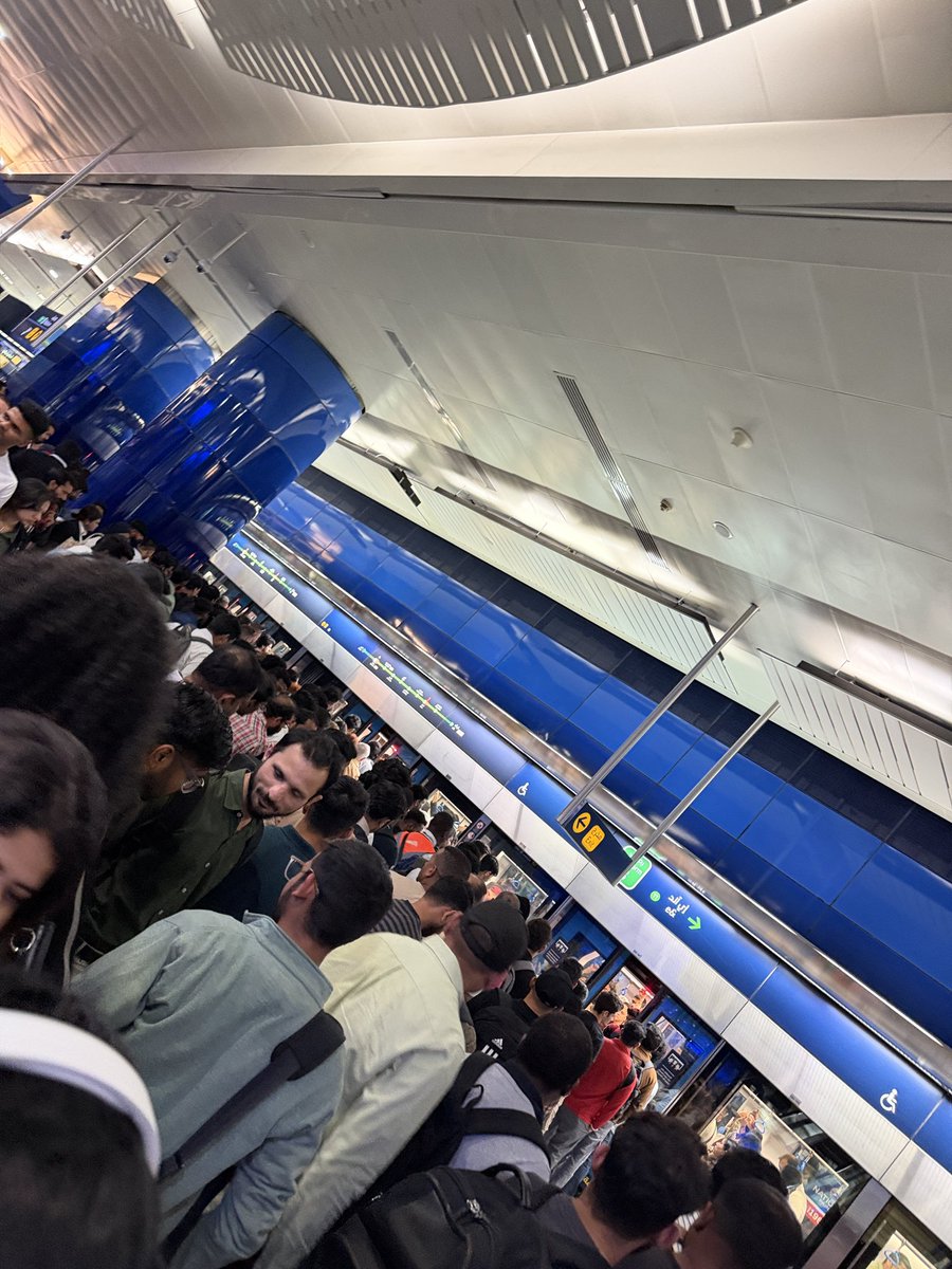 今の渋滞時間のドバイメトロⓂ️電車に乗っている人の人種 🇮🇳インド 🇵🇰パキスタン 🇵🇭フィリピン 🇧🇩バングラデシュ  どれだけの人が出稼ぎにドバイに来ているのかのリアルが見えた