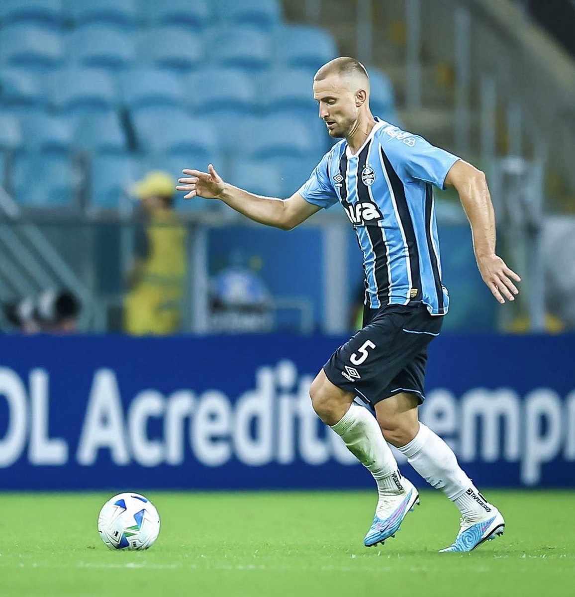 🚨 Fim de ciclo para Rodrigo Ely no Grêmio.
 Após reunião realizada nesta manhã, clube e jogador entraram em acordo pela rescisão contratual. 

Sem espaço no elenco, o zagueiro foi liberado para negociar e deve assinar com o Almería, da Espanha, por 2 anos e meio.
 🗞️