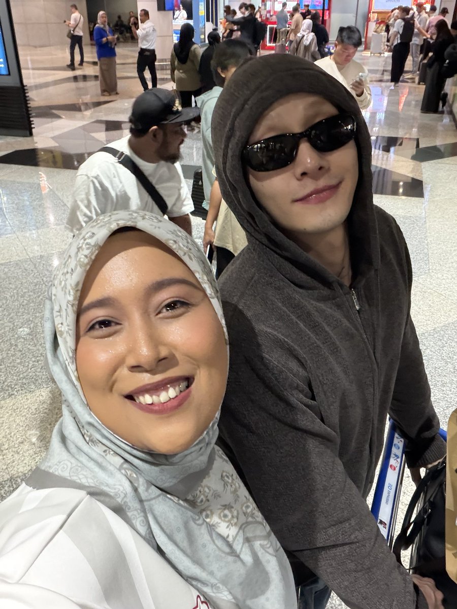 HaiSuriana's tweet photo. ✨Reunited with them ✨

Didnt manage to get pic with Gyuhong this time cause he’s so fast 😆

BK even say “ been long time and i remember u” 
Okay done boleh tido malam ni 😆
This time gambar Dony lawa 😂 #kwontwins #KsparkinKL #GDRAGONinKL #KSPARKINMY https://t.co/NJy1edYPE2