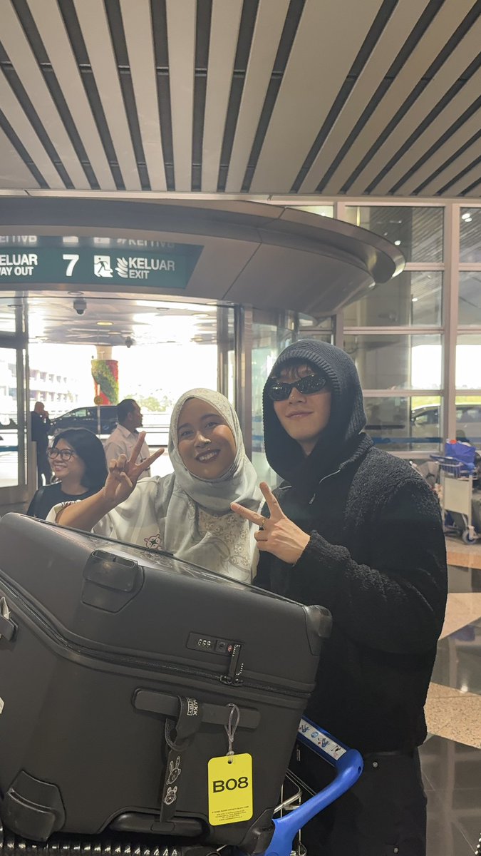 HaiSuriana's tweet photo. ✨Reunited with them ✨

Didnt manage to get pic with Gyuhong this time cause he’s so fast 😆

BK even say “ been long time and i remember u” 
Okay done boleh tido malam ni 😆
This time gambar Dony lawa 😂 #kwontwins #KsparkinKL #GDRAGONinKL #KSPARKINMY https://t.co/NJy1edYPE2