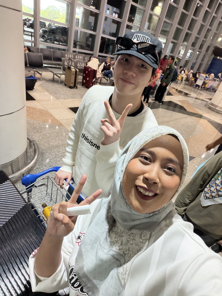 HaiSuriana's tweet photo. ✨Reunited with them ✨

Didnt manage to get pic with Gyuhong this time cause he’s so fast 😆

BK even say “ been long time and i remember u” 
Okay done boleh tido malam ni 😆
This time gambar Dony lawa 😂 #kwontwins #KsparkinKL #GDRAGONinKL #KSPARKINMY https://t.co/NJy1edYPE2