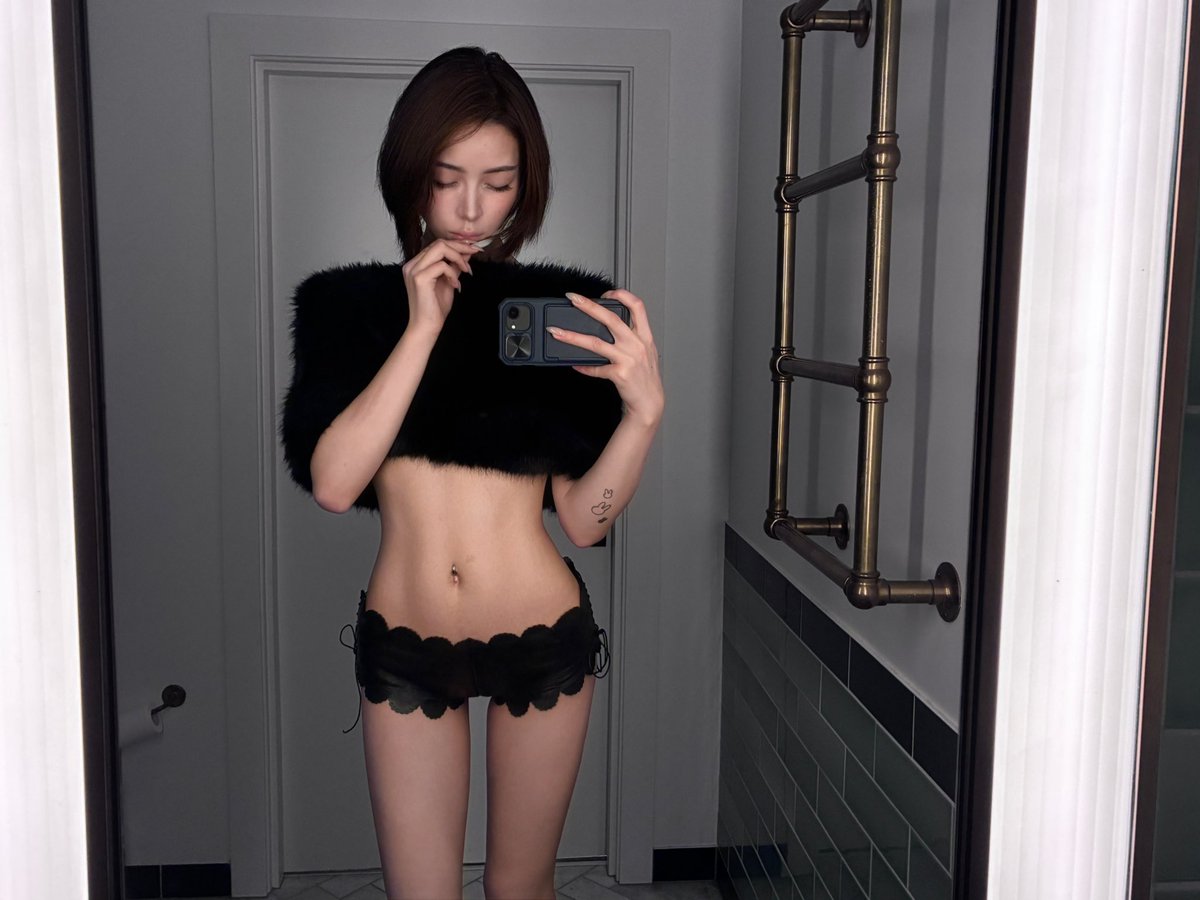 taot_1016's tweet image. black leather glove no sequins