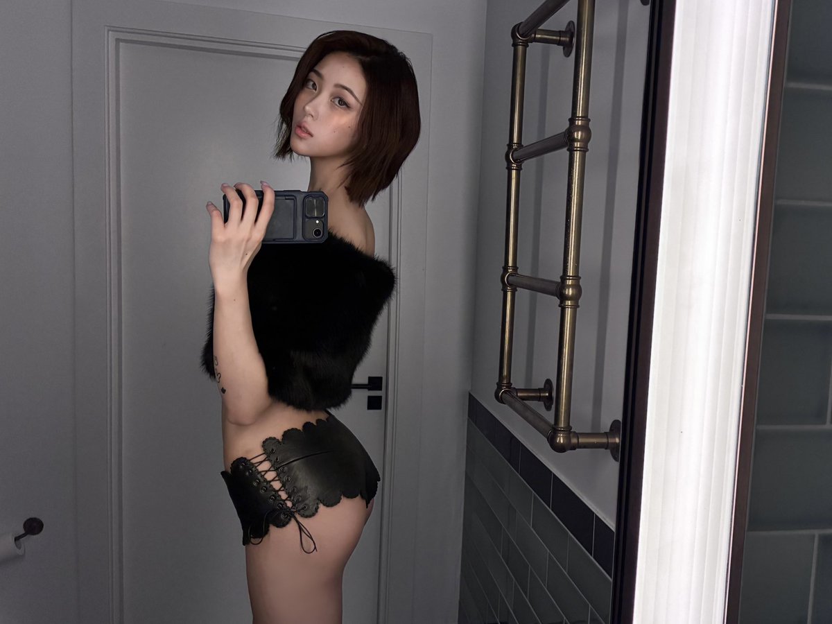 taot_1016's tweet image. black leather glove no sequins