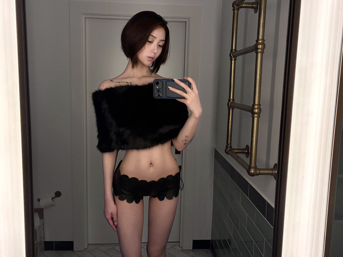 taot_1016's tweet image. black leather glove no sequins