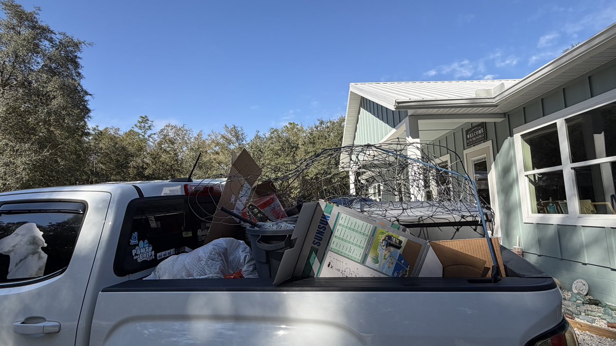 barbiedoll_eyw's tweet image. Dump run! #farmstuff #recycle what I can!