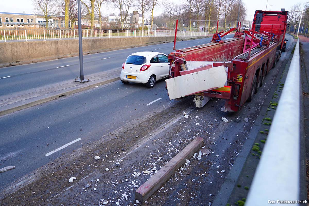 Vrachtwagen ramt viaduct in Den Bosch, weg afgesloten