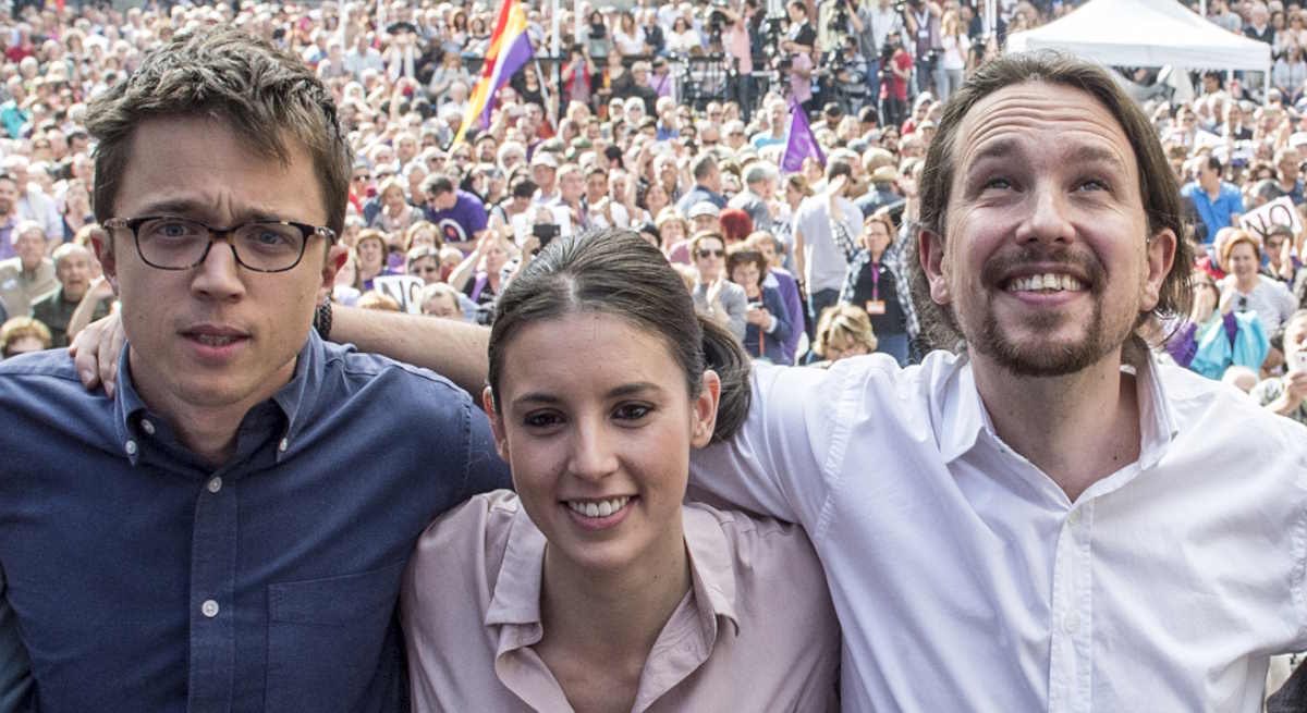 Se le va a quedar a Nil la misma cara que a ti cuando descubras que el que tienes a la izquierda es un presunto agresor sexual y el que tienes a tu derecha es tu jefe que has aceptado como pareja para vivir del cuento. Apestas a sobaco y ocupa lo tienes todo.