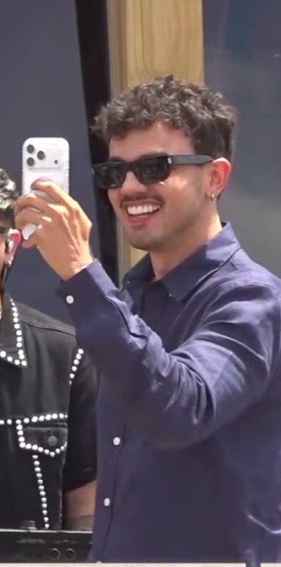 te amo persona del bien que sabia, guardo el secreto y estaba listo para grabar y sacar foto de todo