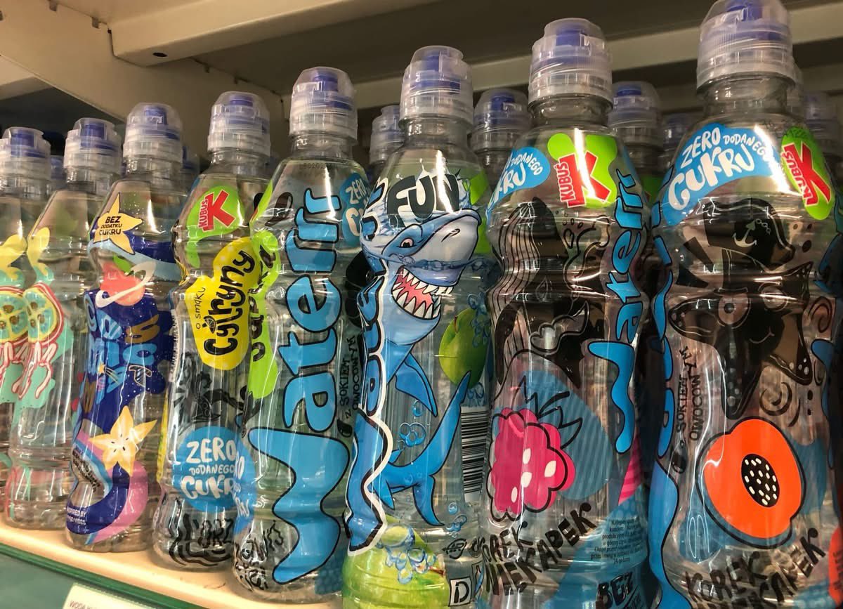 Dziecko jest w stanie sobie poradzić z piciem z takim dzióbkiem, a dorosły mężczyzna musi wzywać karetkę bo się zaraz udusi od braku tlenu