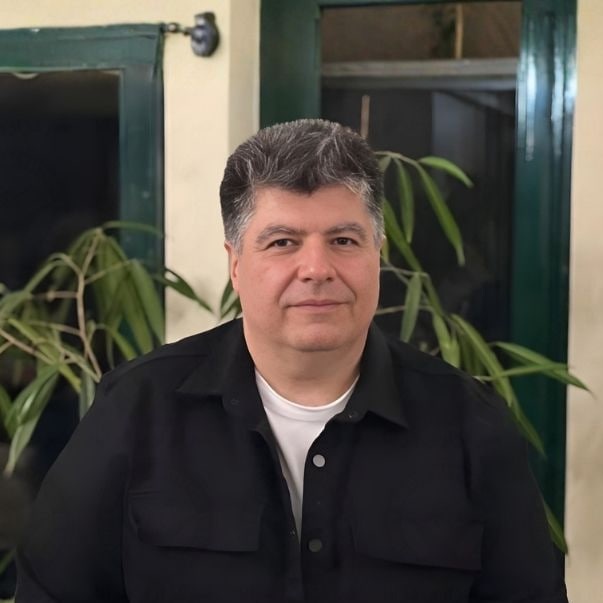 دکتر #حسین_ضرابیان (بابک)، متخصص بیماری‌های عفونی در بیمارستان میلاد اصفهان، به دلیل کمک رسوندن به مجروحان در زمان شیفتش، ۲۳ دی با یورش ماموران به منزلش بازداشت شده و خبری ازش در درست نیست.
صدای این پزشک شریف باشیم.