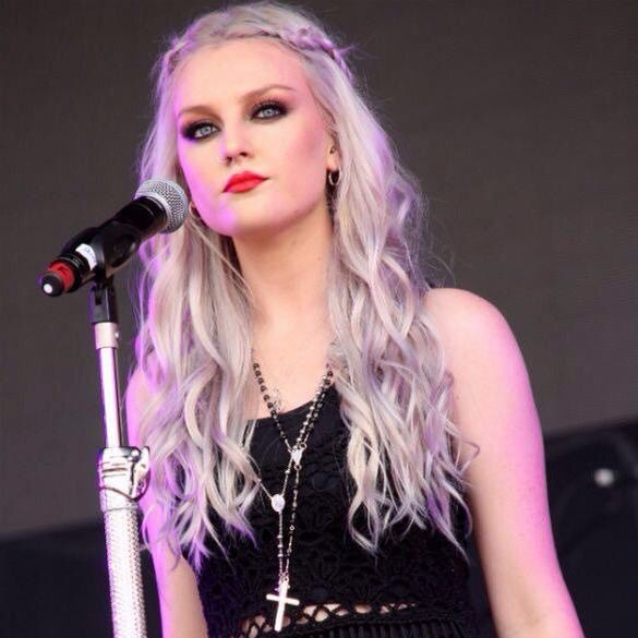 perriesjpg's tweet image. smokey eyes, cool outfits, colour hair, pretty and talented singer... oh we all wanted to be perrie