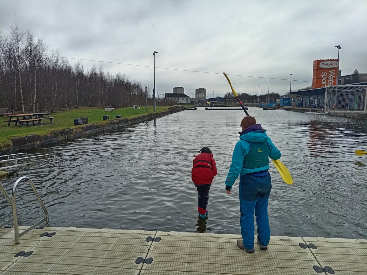 ASGBellahouston's tweet photo. A great day with these hard urban adventurers from @BellahoustonAc at pinkston basin. Can someone explain  the single photo ?🤔
Thanks to @BlairvadachOEC 👏👏
@PEPASSGlasgow https://t.co/I4hXgSoOfH