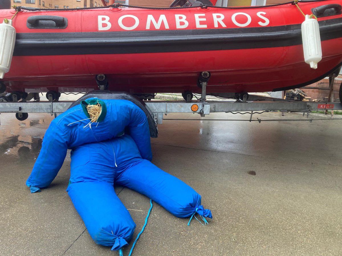 Ojalá todos los avisos por rescate acuático terminaran así.

Nos activan por una víctima en el río y, al llegar, descubrimos que se trataba de un maniquí de paja. Final feliz 😅🚒