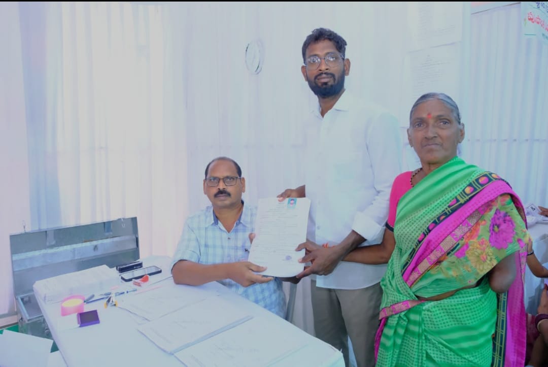 JSP_Sircilla's tweet photo. సిరిసిల్ల మున్సిపల్ ఎన్నికల్లో నల్లా ప్రవీణ్ 11వ వార్డ్ జనసేన పార్టీ  తరుపున నామినేషన్ దాఖలు చేసిన ఢీకొండ అశోక్ గారు.
@JanaSenaParty @JSPTelangana
#jsptelangana #jspsircilla #janasenatelangana
#voteforglass https://t.co/mxoEqQGqcY