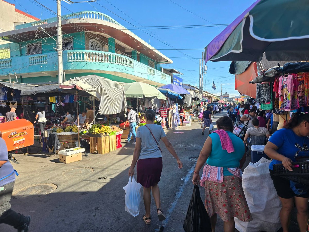 Esta mañana de viernes, el centro de Santa Rosa de Lima muestra un movimiento comercial habitual, con locales abiertos y pobladores realizando sus compras con normalidad. La jornada transcurre de manera tranquila gracias a la presencia de personal de seguridad en los alrededores.