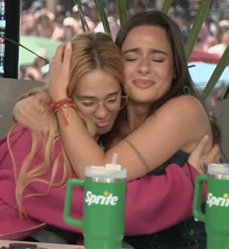 Dos mujeres que no merecen el nivel de ataque solo por ser ellas. Tal vez banca a una o su "ship" mas que a la otra, pero nada justifica el nivel de obsesión que tienen con criticarlas hasta por respirar. Y ni hablar las que crean rivalidad entre ellas! déjenlas en paz y soporten