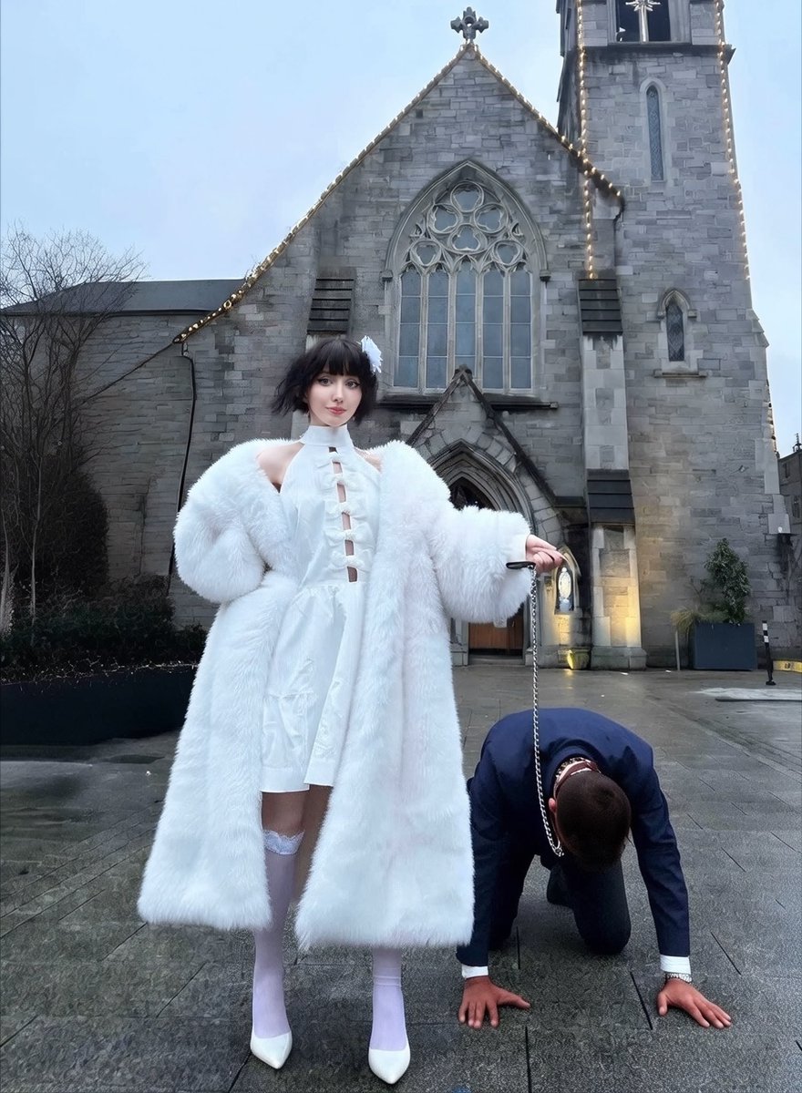 Emp4thchan's tweet image. Taking my goyslave on a walk