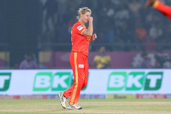 Double-strike in the powerplay! 🔥  Sophie Devine 🤝 Kashvee Gautam give GG early wickets! 👌