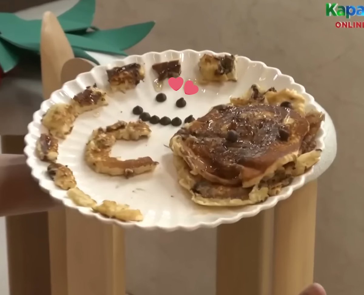 snwu_luveli's tweet photo. na appreciate talaga ni caprice yung ginawang pancakes sa kanya ni heath and even remembered ung small detail like yung “:)” kasi wdym kinikilig si tala kasi nakita nya raw na may smiling face yung pin-prepare ni cap. 

#PBBCollab20SpecialMeal https://t.co/9cSWOkhKIw