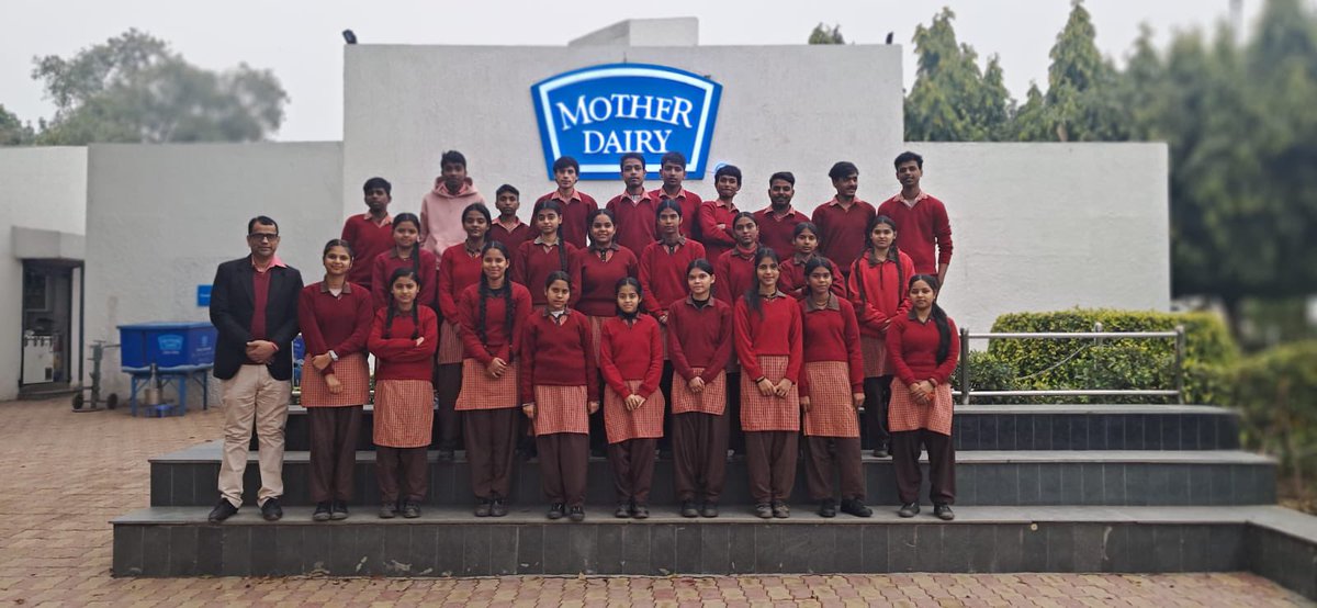 MunirkaSchool's tweet photo. Under the NEEEV Project, students visited the Mother Dairy plant to understand the process of milk collection, processing, packaging, and quality control. The visit helped students gain practical knowledge about the dairy industry and food safety standards. https://t.co/wyx8jlw0md
