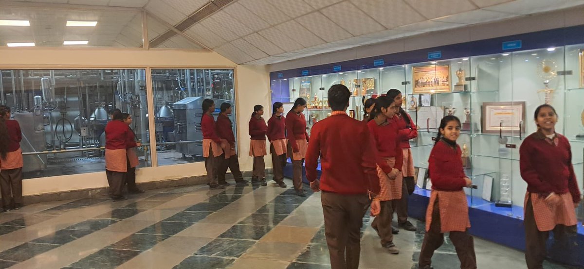 MunirkaSchool's tweet photo. Under the NEEEV Project, students visited the Mother Dairy plant to understand the process of milk collection, processing, packaging, and quality control. The visit helped students gain practical knowledge about the dairy industry and food safety standards. https://t.co/wyx8jlw0md