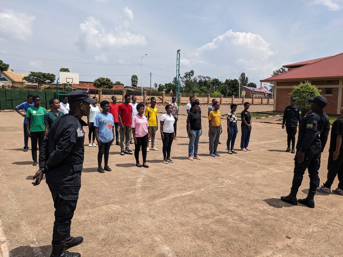 GisagaraNyc's tweet image. Uyu munsi gahunda yo gutoza #Intore ziri ku rugerero rw'#Inkomezabigwi13 yakomeje mu mirenge yose ya @GisagaraDistr , Umuhuzabikorwa w'Inama y'Igihugu y'Urubyiruko mu karere yahaye ikiganiro #Intore zo mu murerenge wa #Ndora @RwandaYouth @Unity_MemoryRw @RwandaSouth