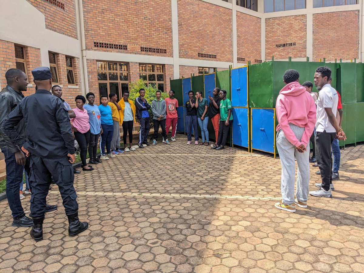 GisagaraNyc's tweet image. Uyu munsi gahunda yo gutoza #Intore ziri ku rugerero rw'#Inkomezabigwi13 yakomeje mu mirenge yose ya @GisagaraDistr , Umuhuzabikorwa w'Inama y'Igihugu y'Urubyiruko mu karere yahaye ikiganiro #Intore zo mu murerenge wa #Ndora @RwandaYouth @Unity_MemoryRw @RwandaSouth