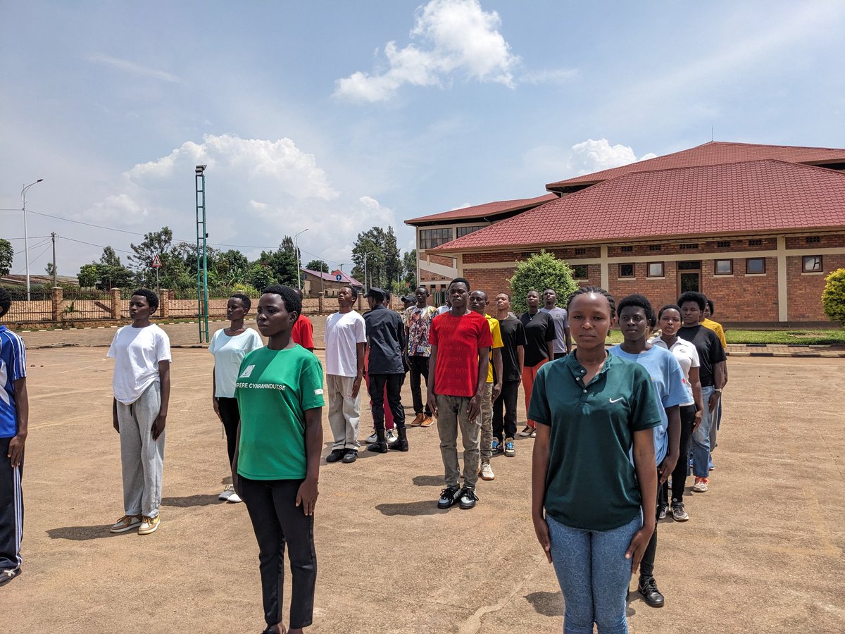 GisagaraNyc's tweet image. Uyu munsi gahunda yo gutoza #Intore ziri ku rugerero rw'#Inkomezabigwi13 yakomeje mu mirenge yose ya @GisagaraDistr , Umuhuzabikorwa w'Inama y'Igihugu y'Urubyiruko mu karere yahaye ikiganiro #Intore zo mu murerenge wa #Ndora @RwandaYouth @Unity_MemoryRw @RwandaSouth