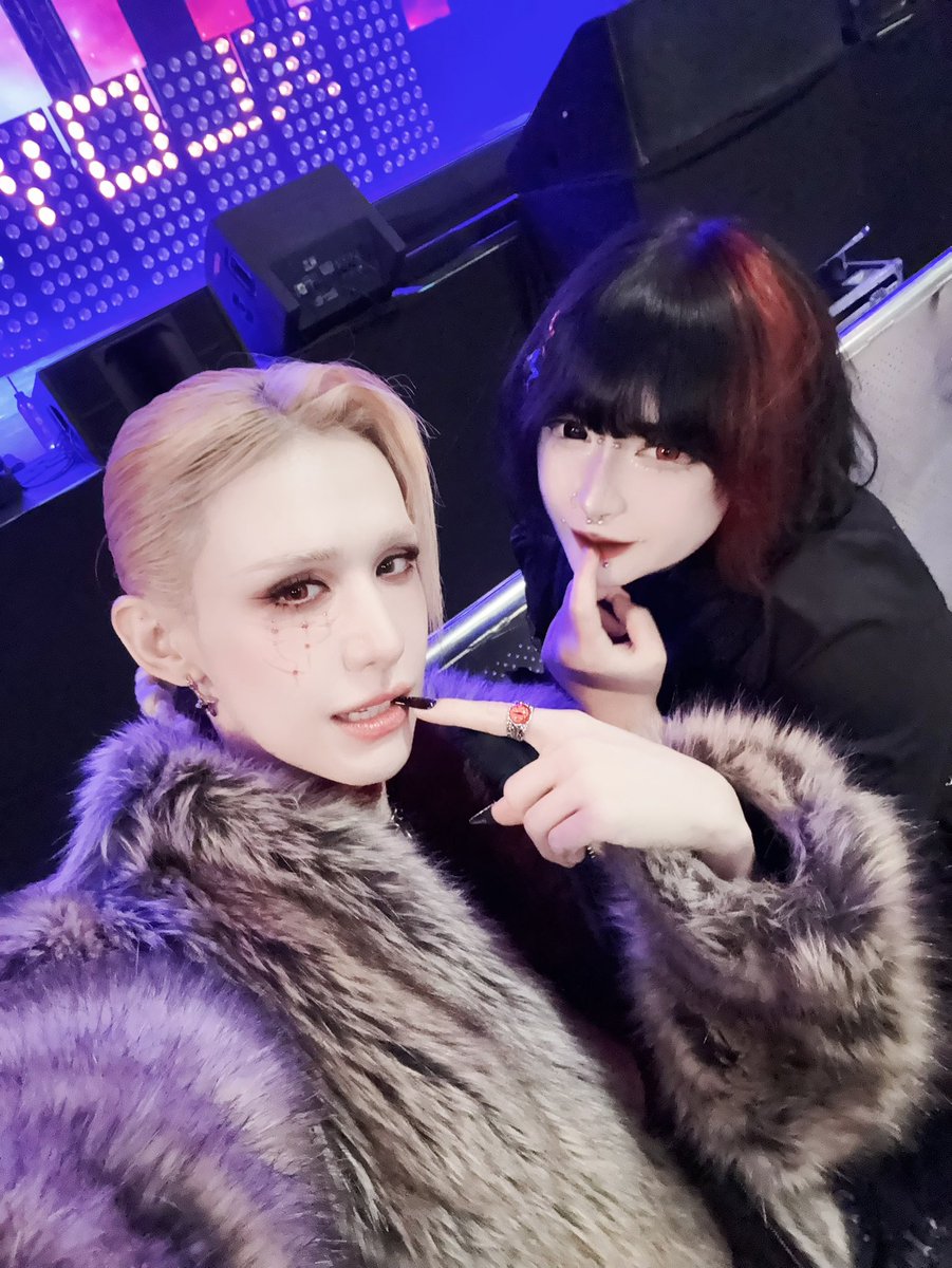 knee_kink's tweet photo. RUI SAID SHE LOVES MY HAIR https://t.co/h8eukTh0UG