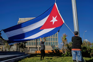 بالنظر إلى الإجماع الدولي على أن الحصار الاقتصادي الأمريكي ضد كوبا🇨🇺 غير قانوني، فإن التذرع بـ "حالة طوارئ وطنية" (عندما لا يوجد تهديد حقيقي) وفرض تعريفات جمركية على أطراف ثالثة بهدف قطع إمدادات النفط يشكل إجراءً تعسفيًا يقيد حق الشعب الكوبي في الموارد الحيوية. #CubaPorLaVida