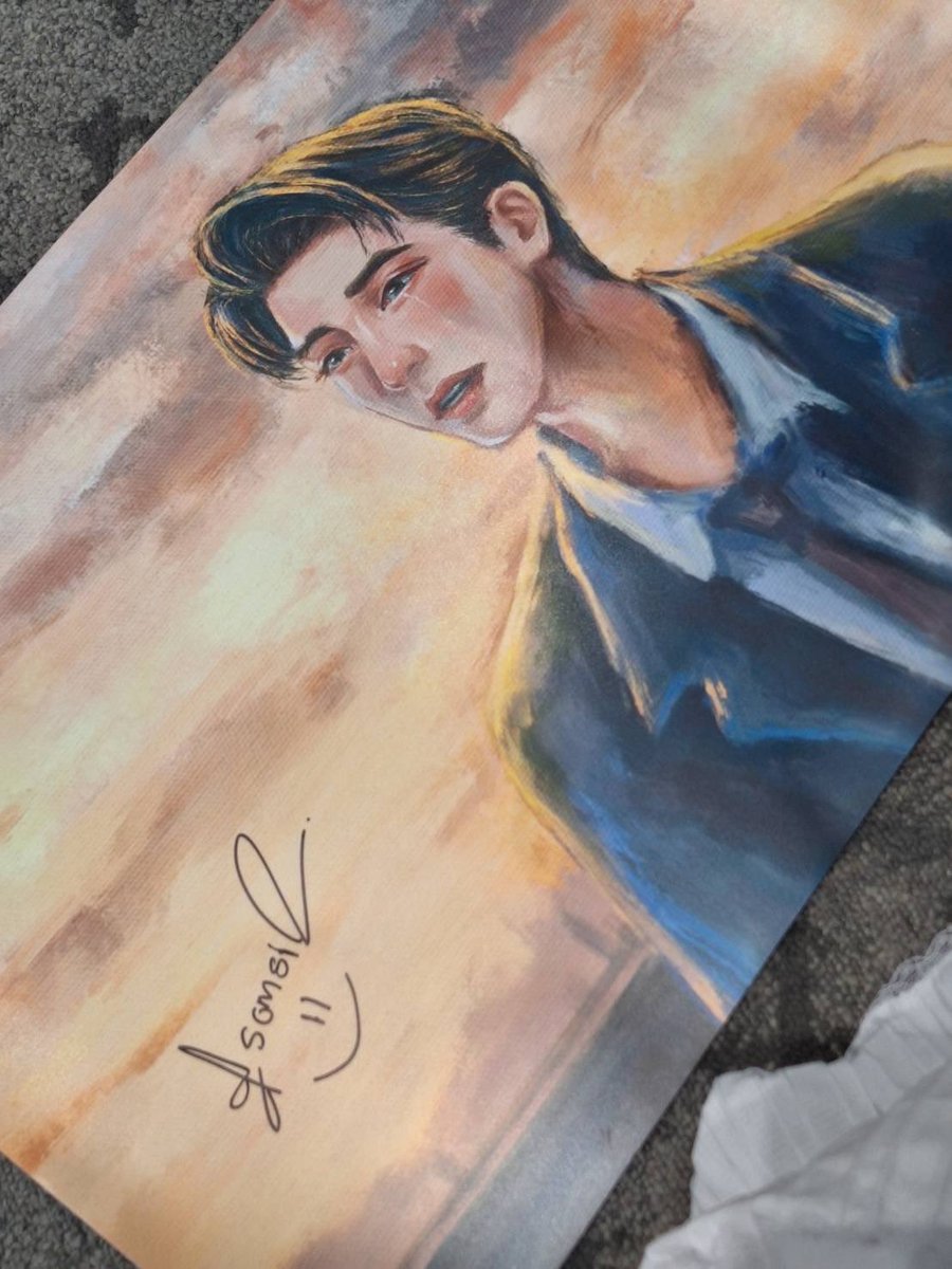 วันนี้ดีใจมากเลยครับ ได้เจอกับคุณโสม แล้วก็ได้โปสเตอร์คุณเดือนพร้อมลายเซ็นมาด้วย รู้สึกดีใจมากๆ เลยครับ ☺️ #ดั่งเดือนค้างฟ้า