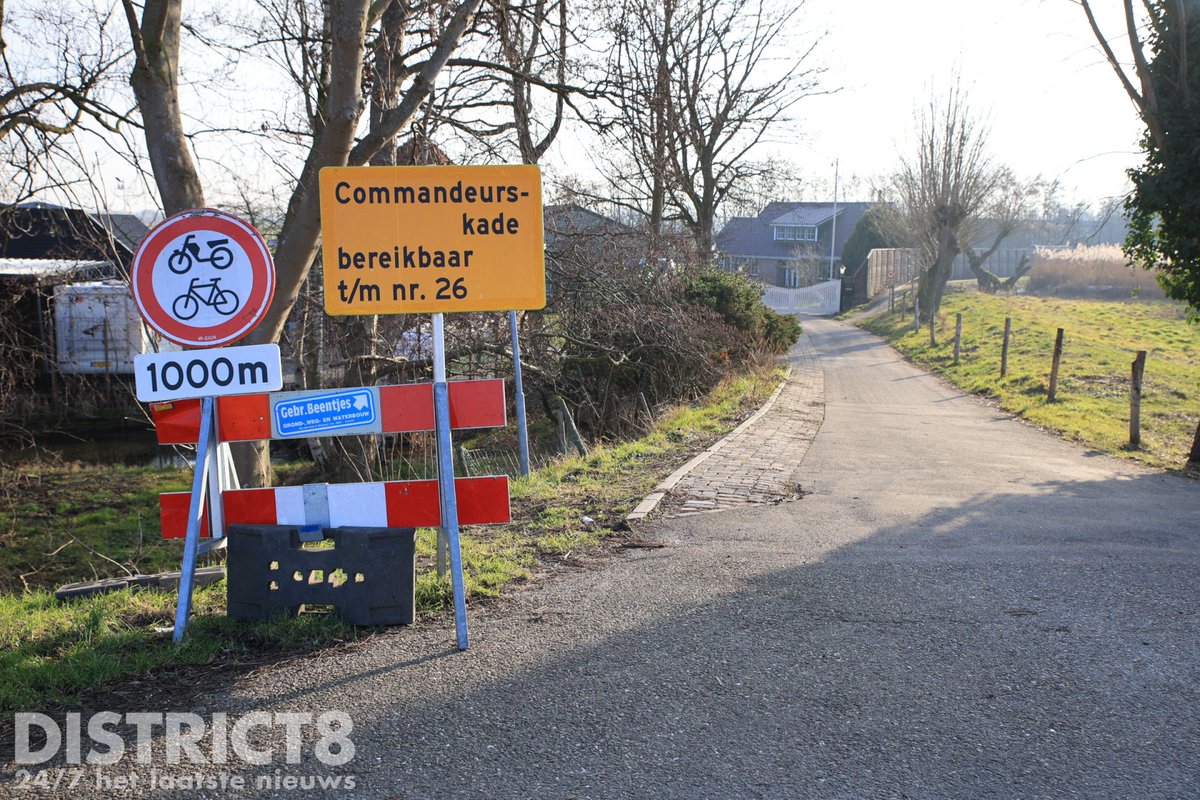 Automobilist rijdt voetpad op bij Commandeurskade in Maasland