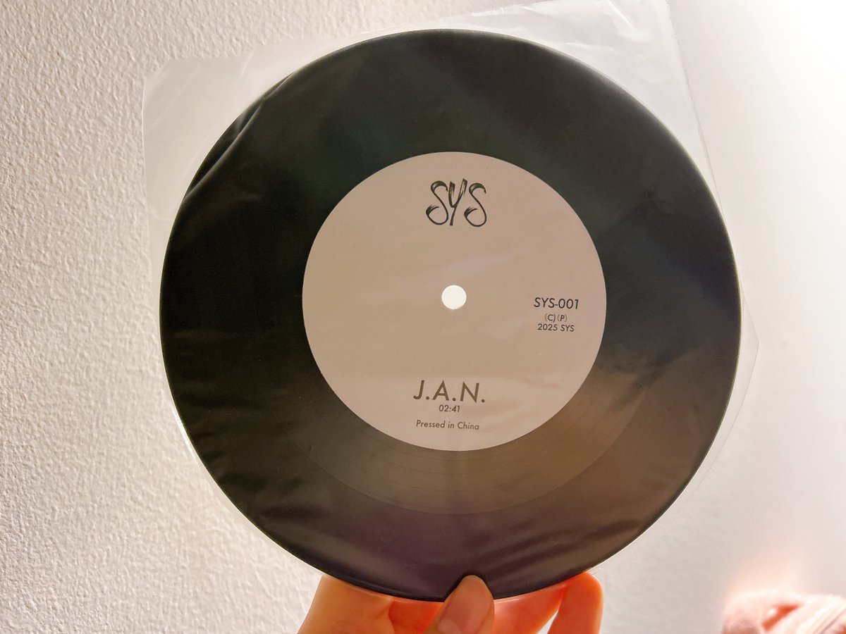  GROWN 7インチレコード 2曲収録 7インチレコード3000円だったんだけど、レコードに収録されてる2曲の